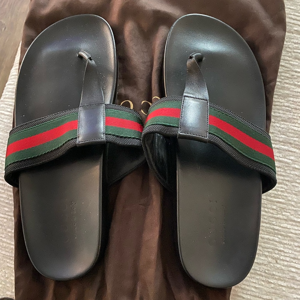 Men Gucci slippers comes with dust bag. 100% authentic